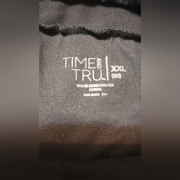 Women's Time and Tru Black Comfortable Capri Pants - Picture 3 of 4